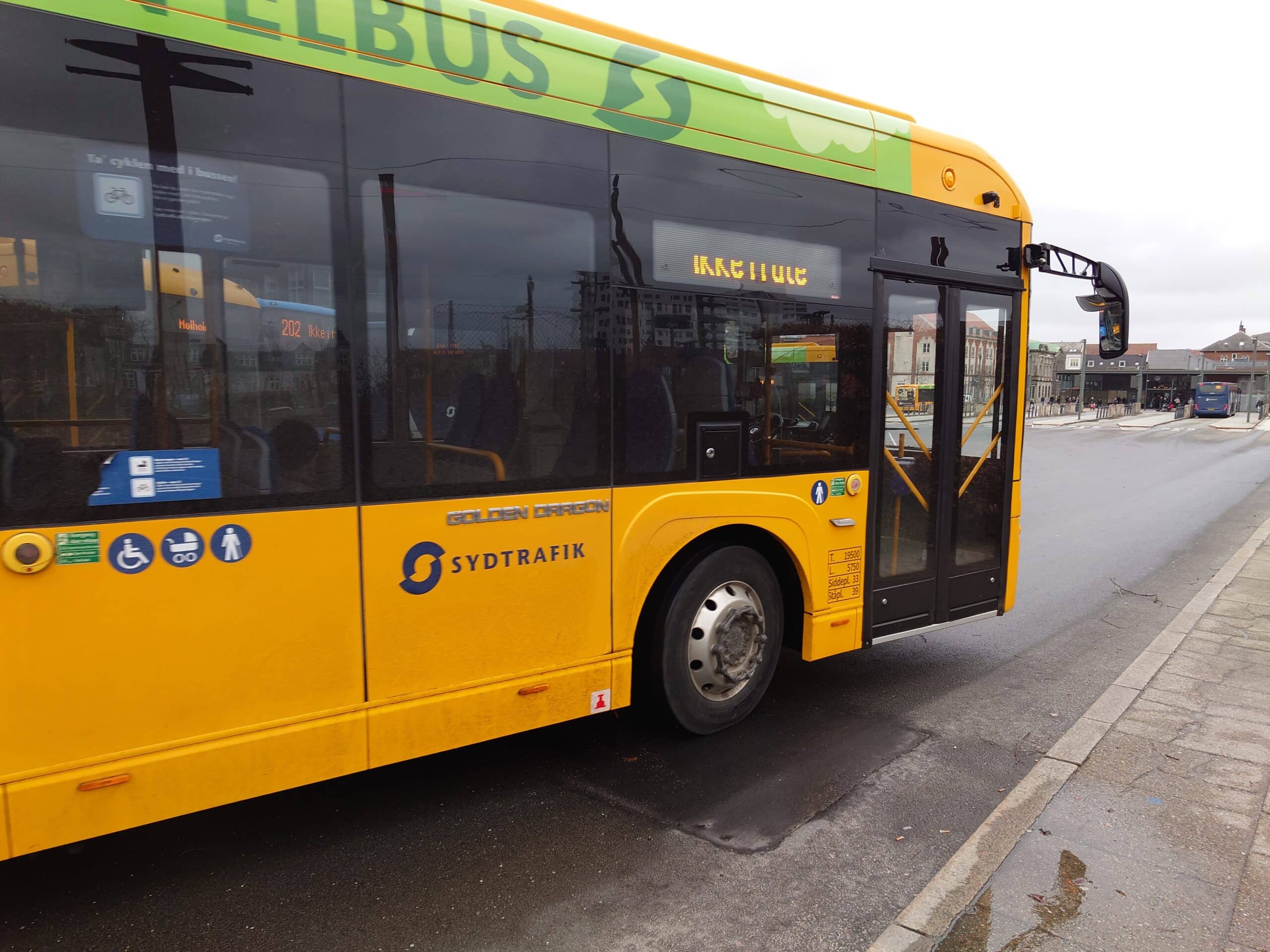 Arbejdstider og løn gul elbus på en parkeringsplads