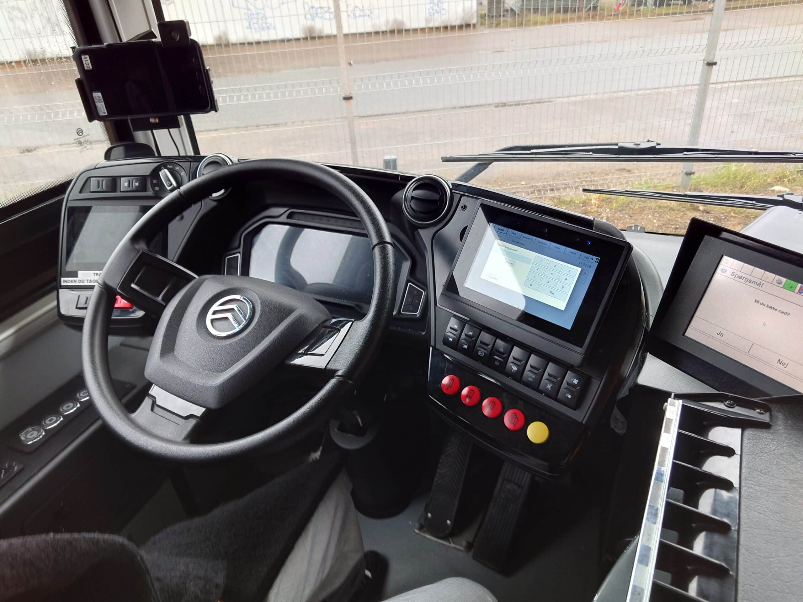 busrat rat, gps og instrumentbræt i en bus