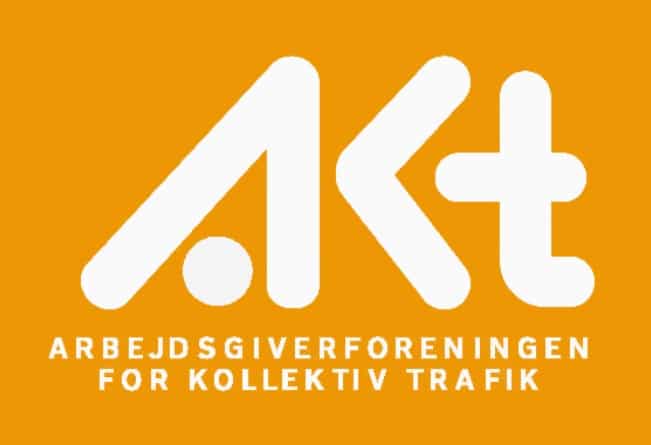 Logo for Arbejdsgiverforeningen for Kollektiv Trafik (AKT) i hvidt på orange baggrund